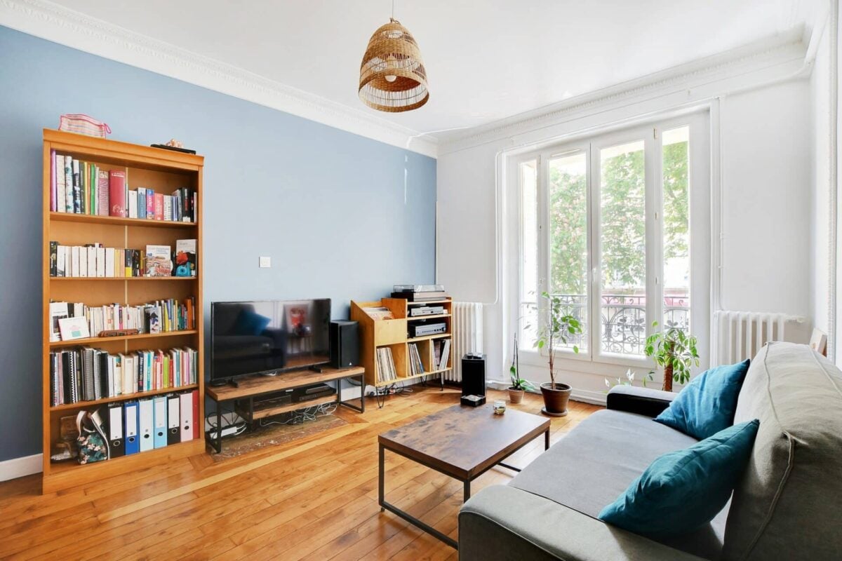 Peinture bleue sur un mur du salon 
