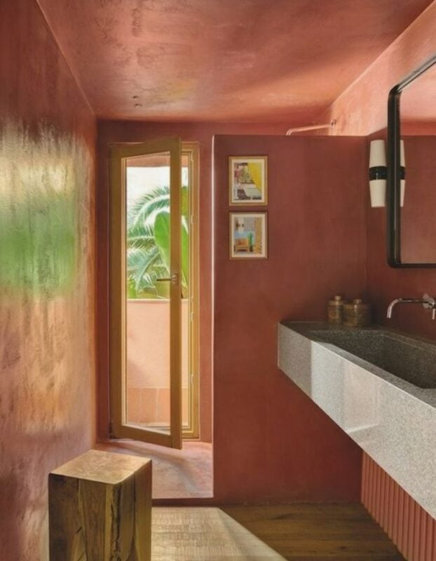 salle de bain avec peinture terracota